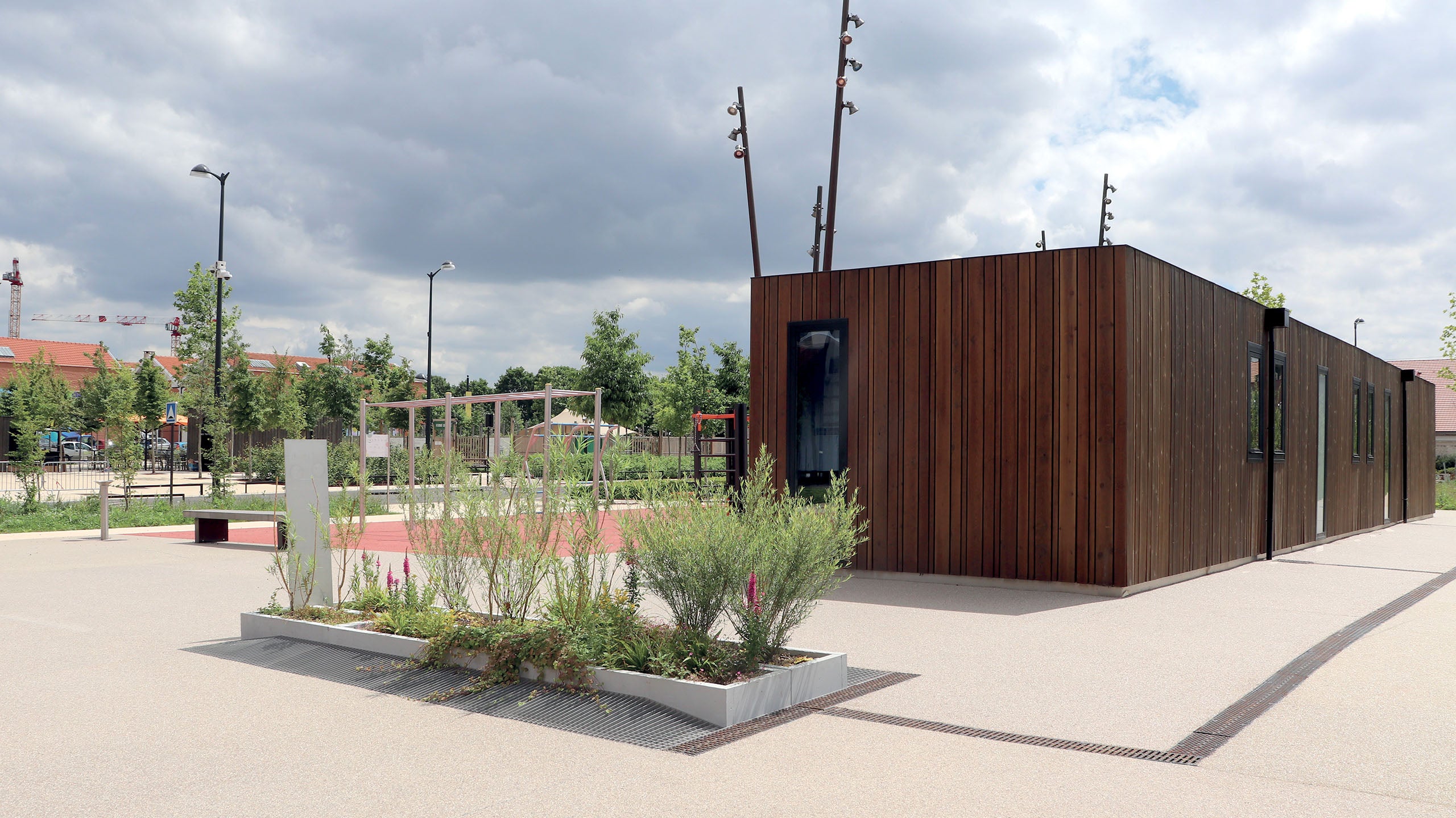 installation prototypes bocage urbain sur une place publique