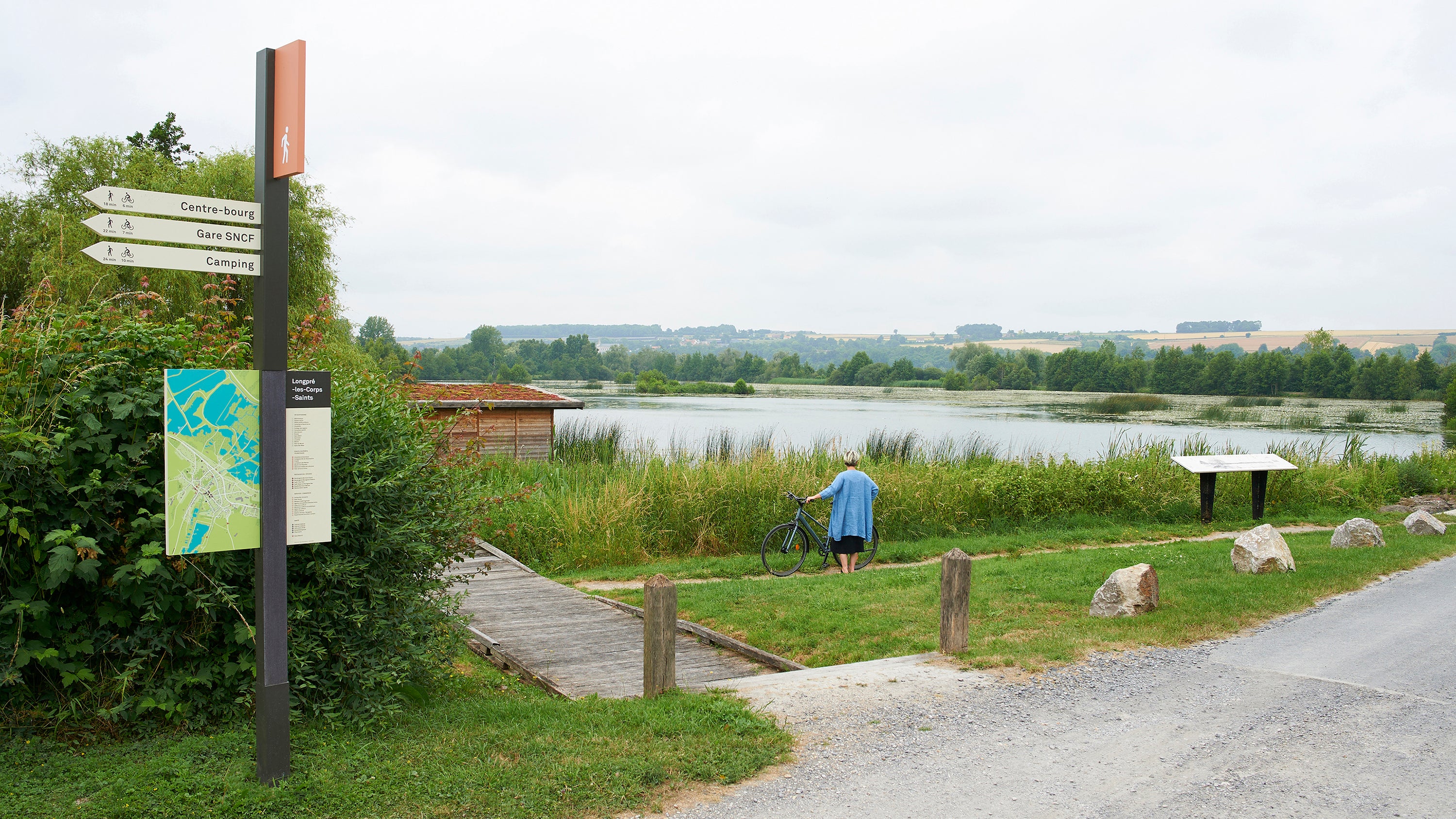 Vue sur marais avec signaletique pietonne