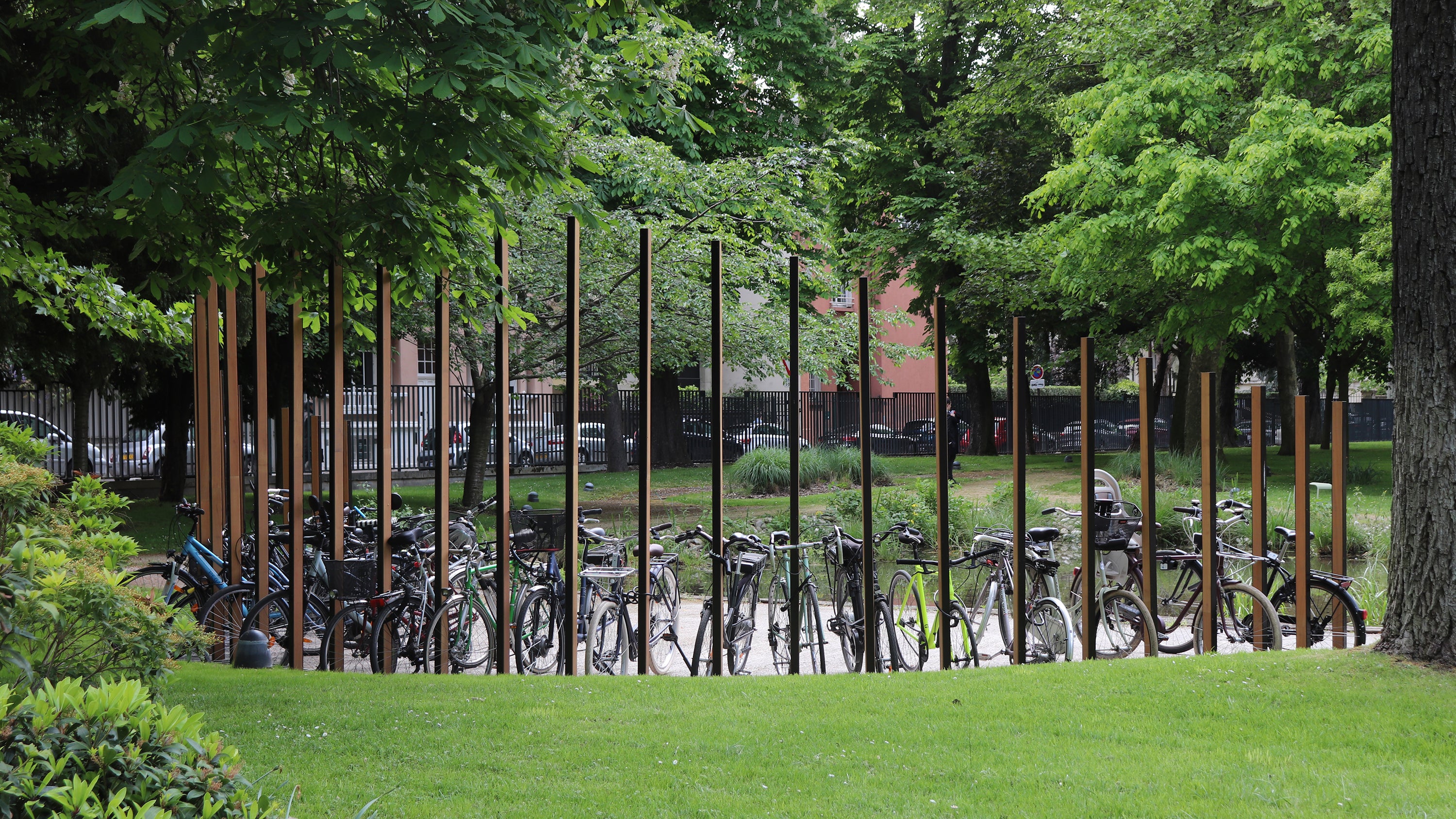 depose velo insere dans parc paysager