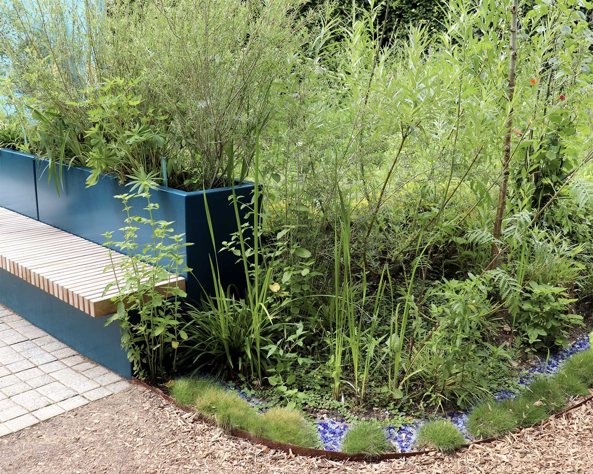 liaison entre les douves du jardin et le mobilier