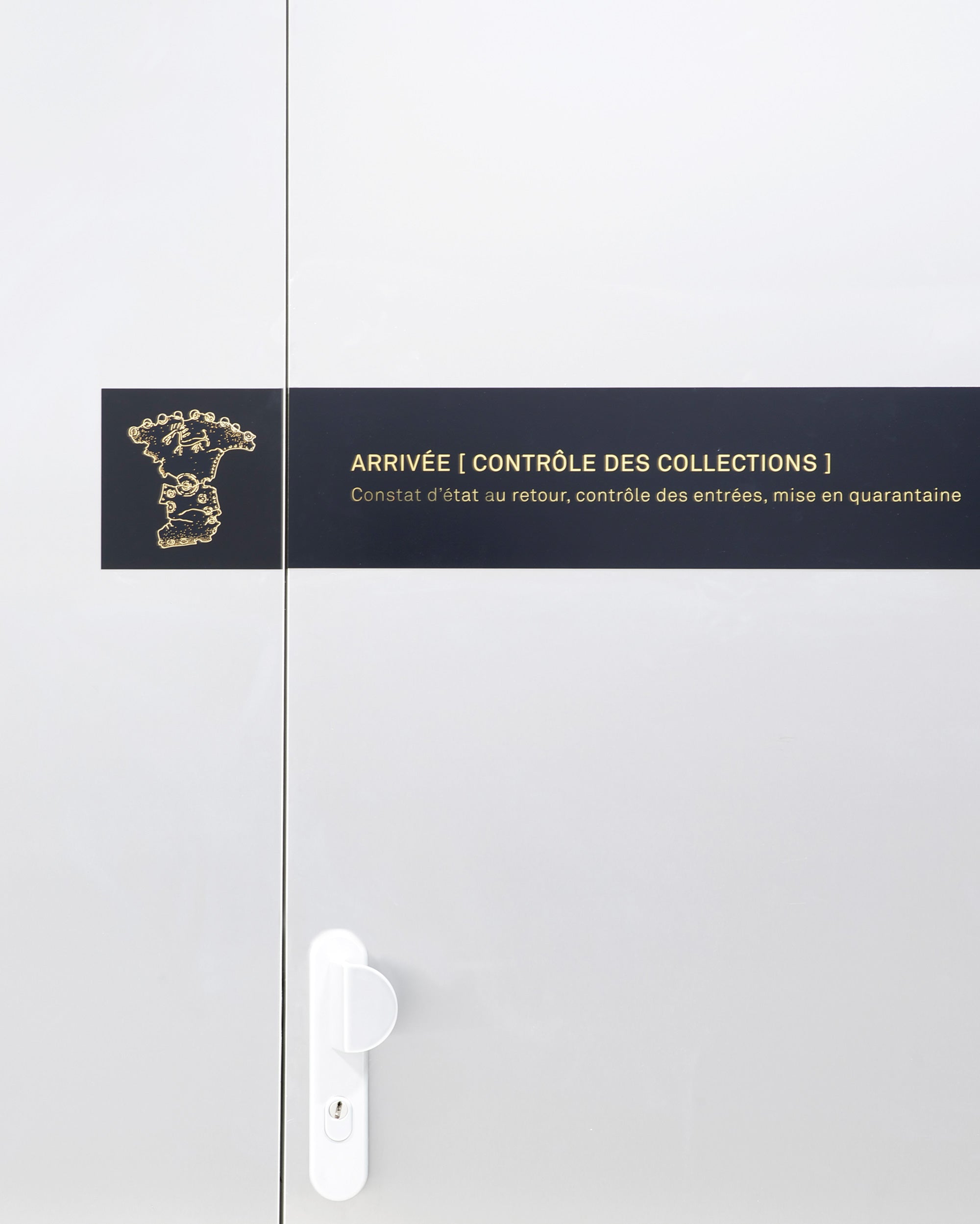 signaletique d une porte du centre d archeologie