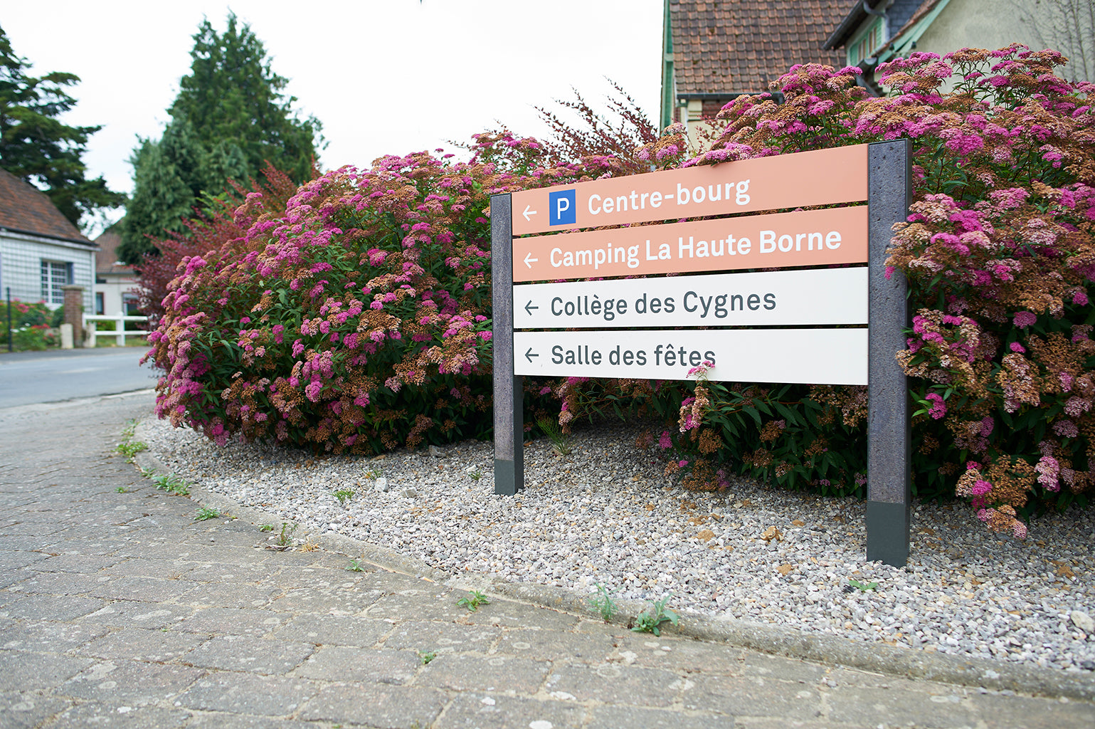 signalisation d information locale devant fleurs 2