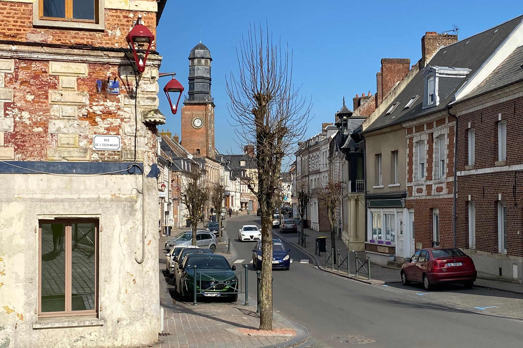 Vue du centre-ville de Doullens avec son beffroi, architecture et ambiance historique
