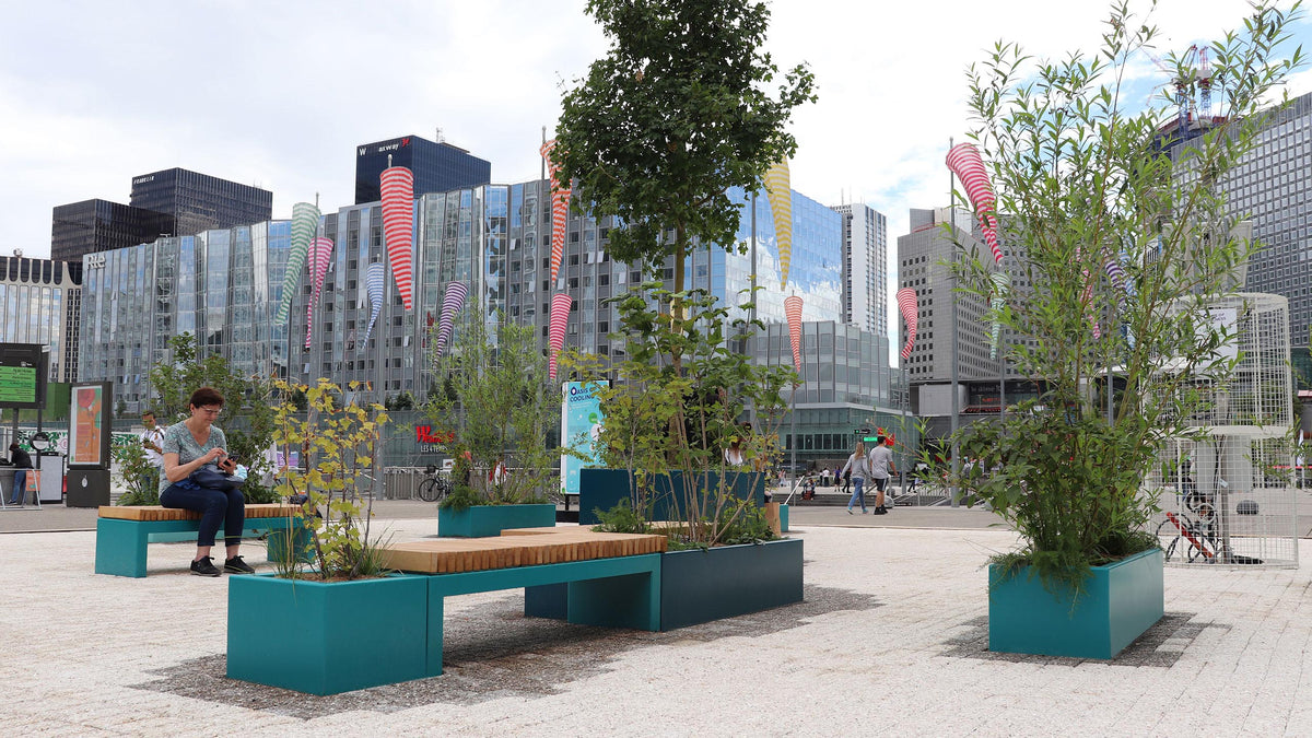 Aménagement convivial avec assises et dispositif de rafraîchissement à plantes autonomes en eau, La Défense, Paris