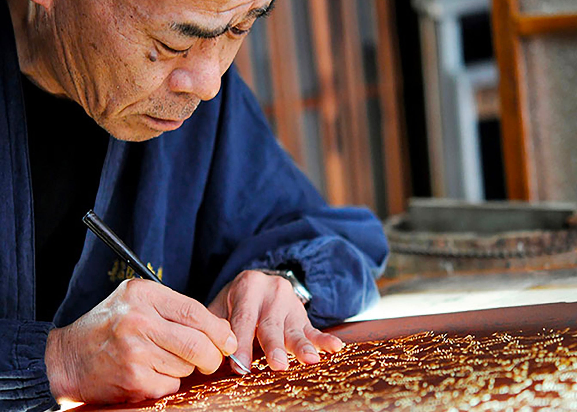 artisan decoupant le papier de soie