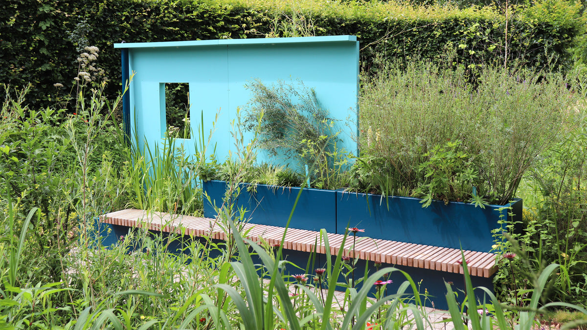 Bocage revisité en aménagement urbain modulaire, bancs et jardinières récupérant l'eau de pluie