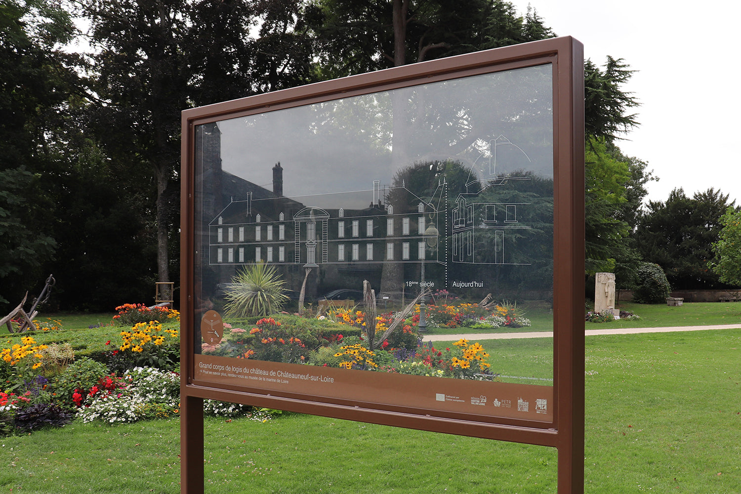 Détail d’un mobilier immersif d’extérieur avec dessin transparent d’un bâtiment historique disparu