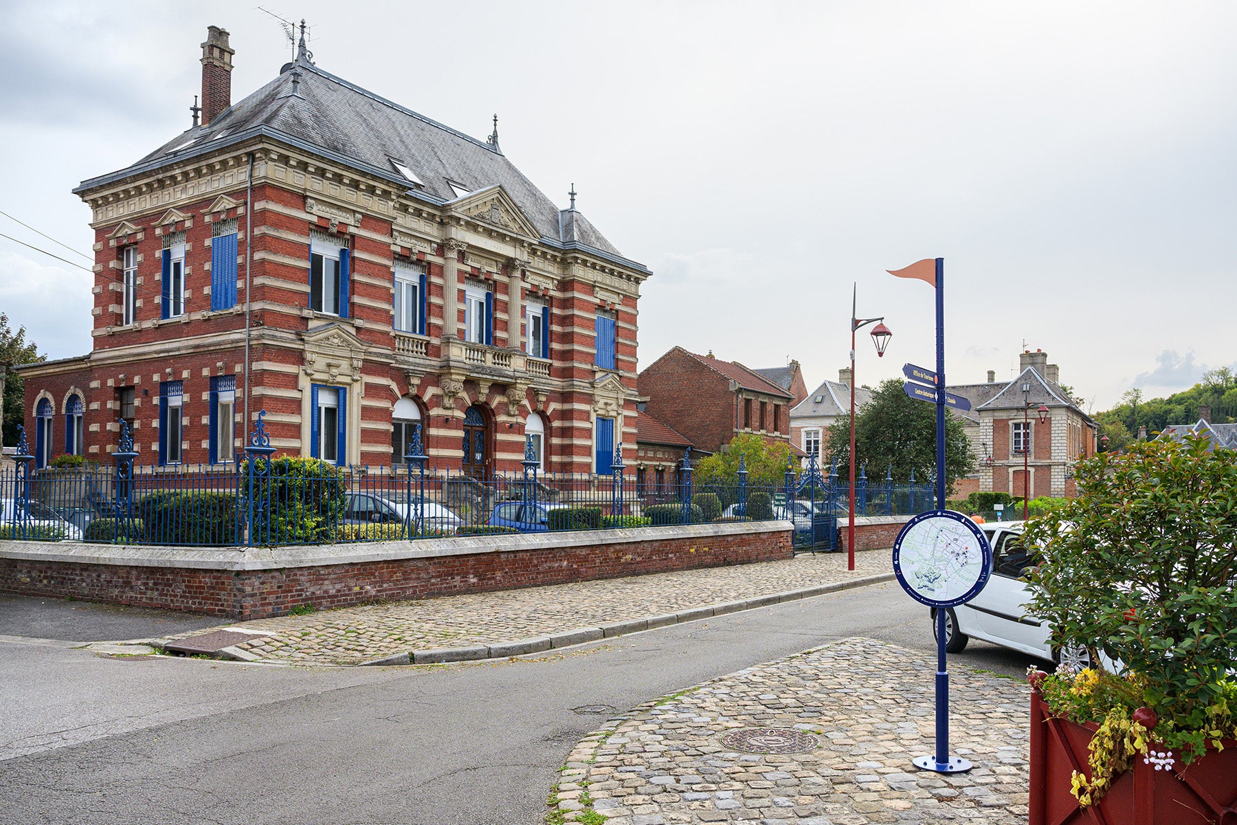 Design relais d’information patrimoniale sur parking en bleu saphir