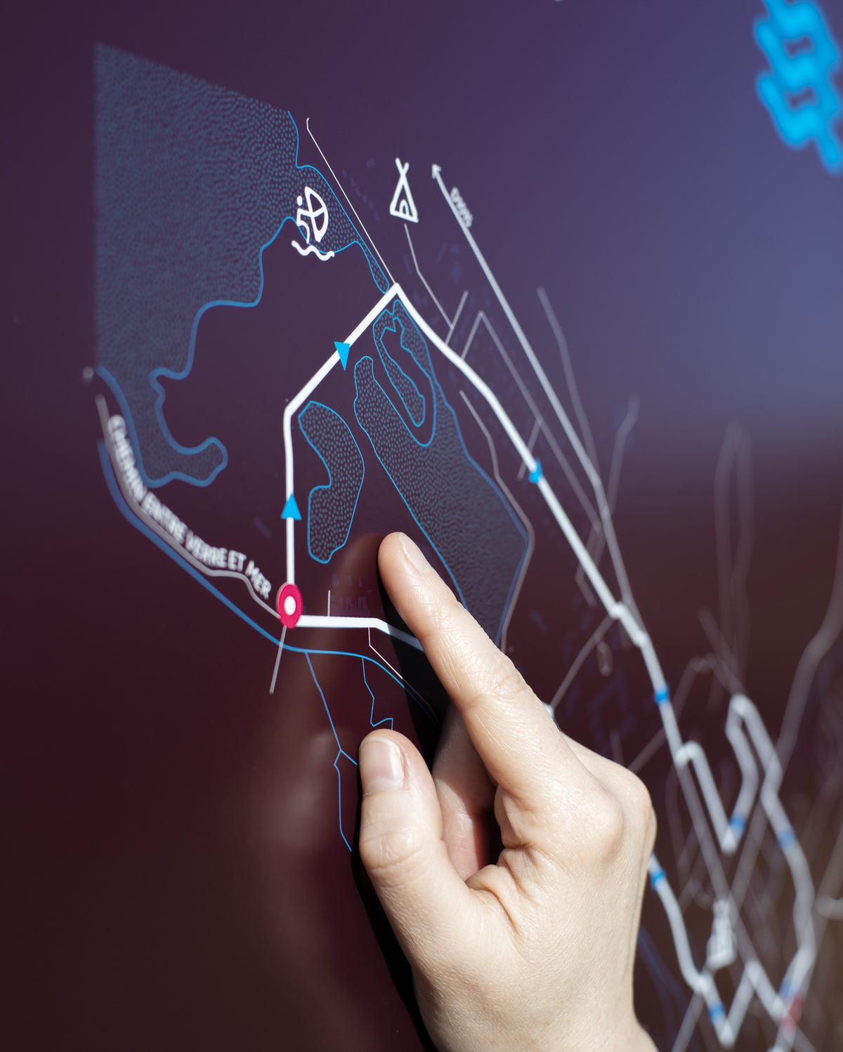 Détail sur la carte du parcours entre ville et nature, graphisme et pictogrammes sur-mesure