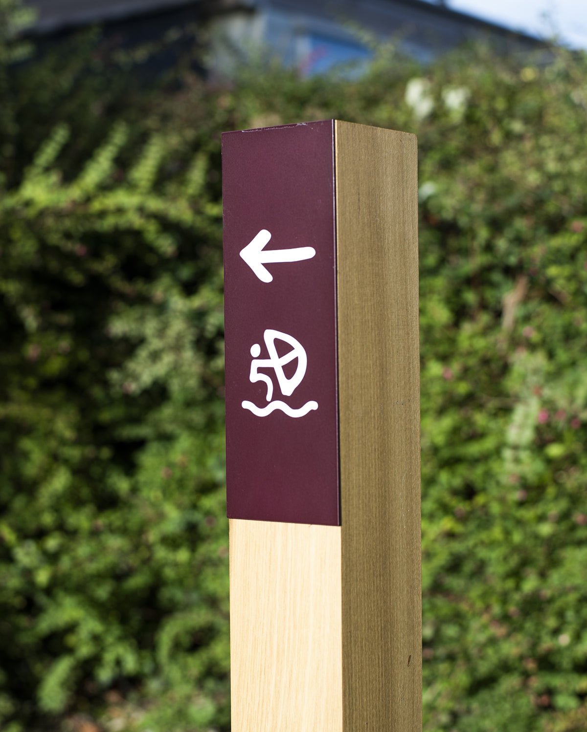 Détail du fléchage et du pictogramme personnalisé vers le centre nautique