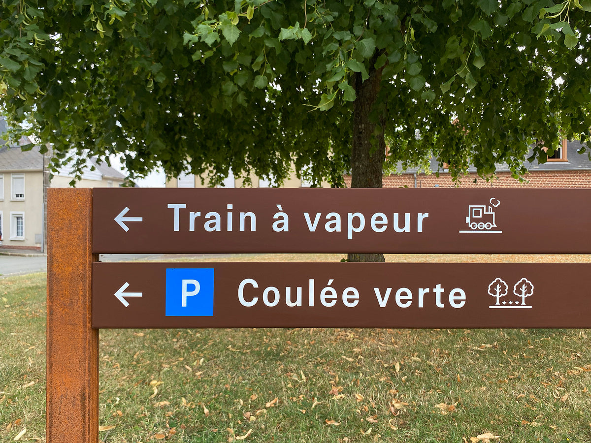 Détail d'un panneau SIL collectivité personnalisé avec des pictogrammes et une typographie sur-mesure