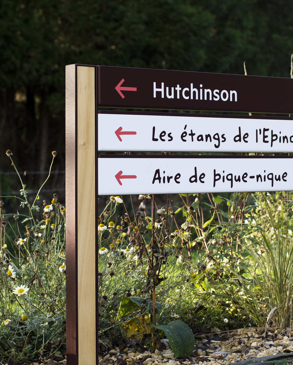 Détail d'une signalétique d'information locale avec deux couleurs, deux matières, deux typographies
