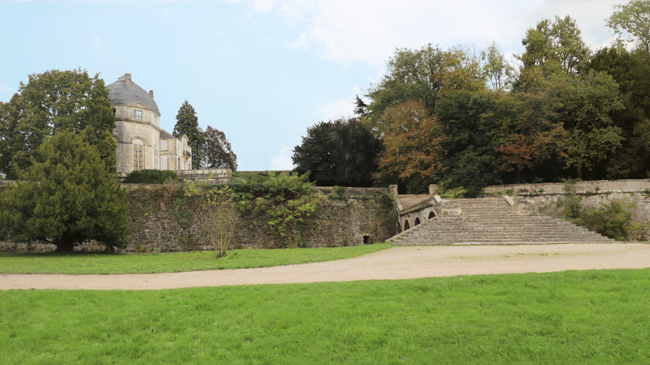 Dispositif didactique transparent projetant la reconstitution d’un bâtiment disparu du XVIIIe siècle dans un parcours de valorisation patrimoniale