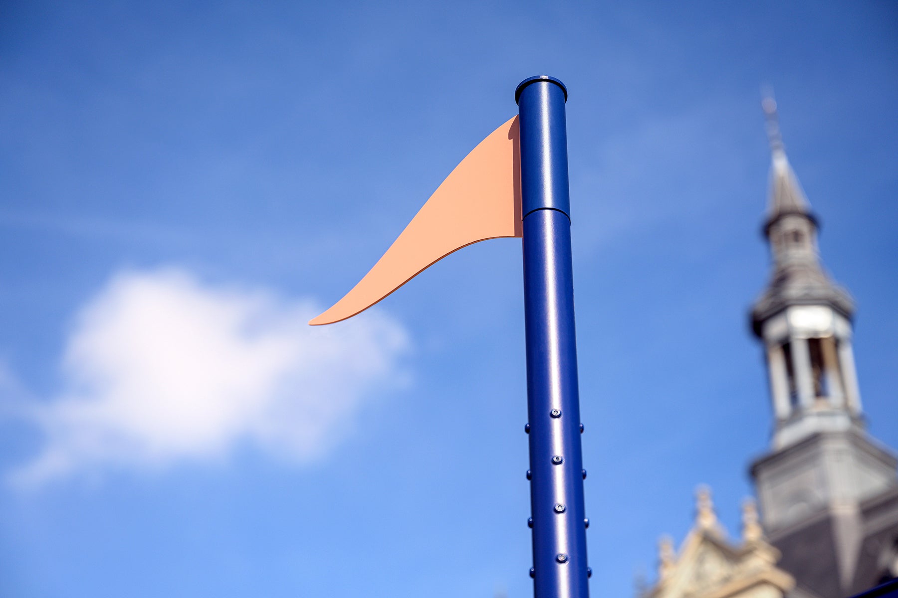 Drapeau girouette identitaire du territoire patrimonial servant de repère visuel