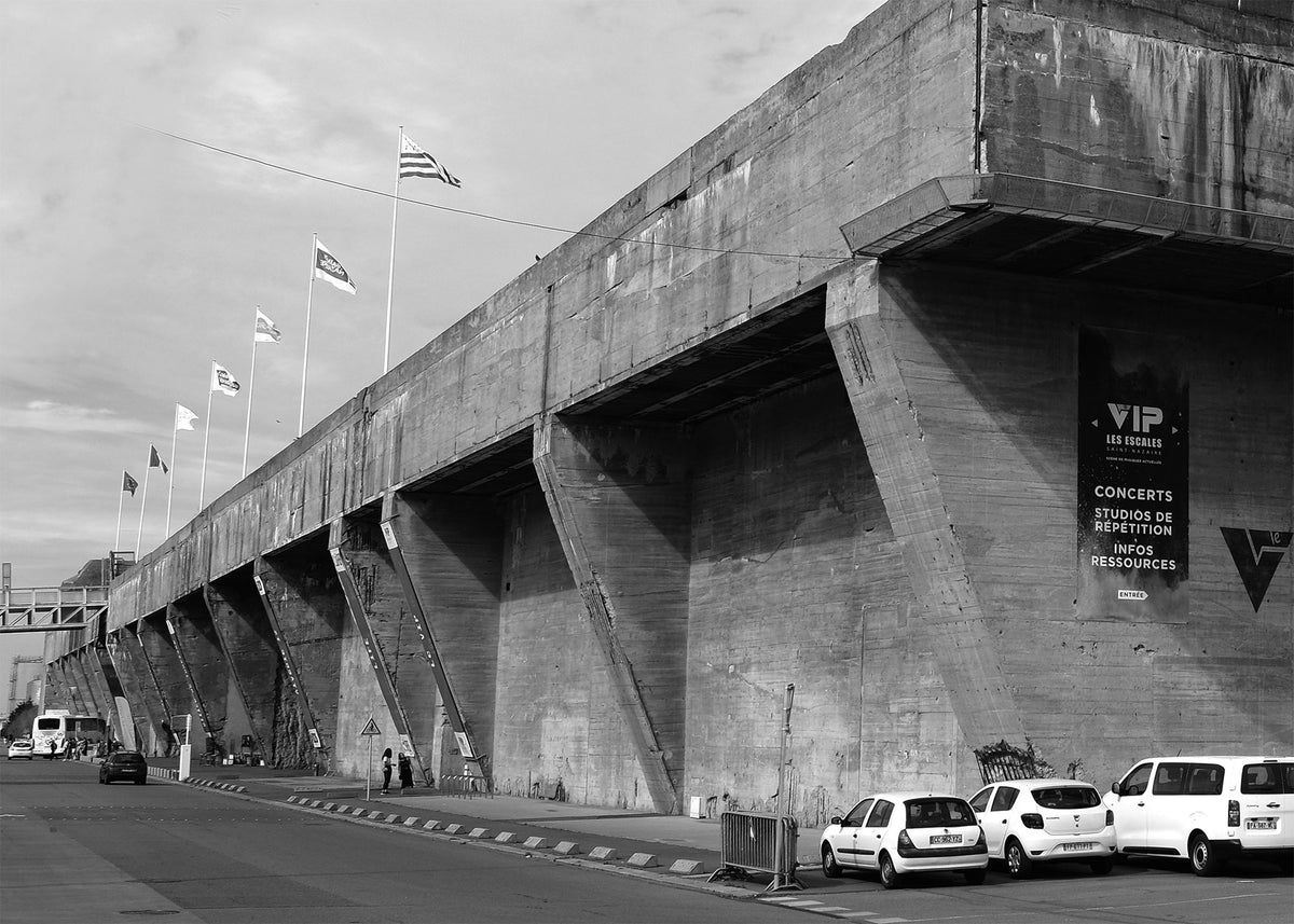 Image d'archive historique de la rue devant la base sous-marine de Saint-Nazaire