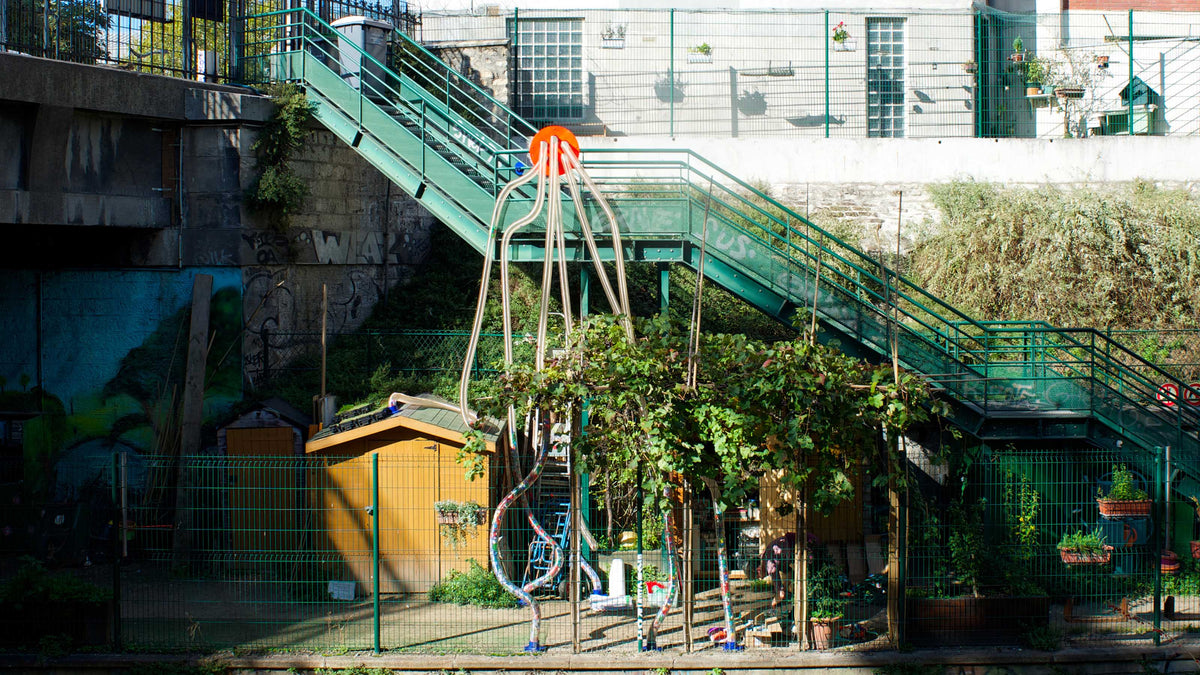 Installation artistique d'écologie urbaine vue de face, fixée sur un escalier extérieur à Paris
