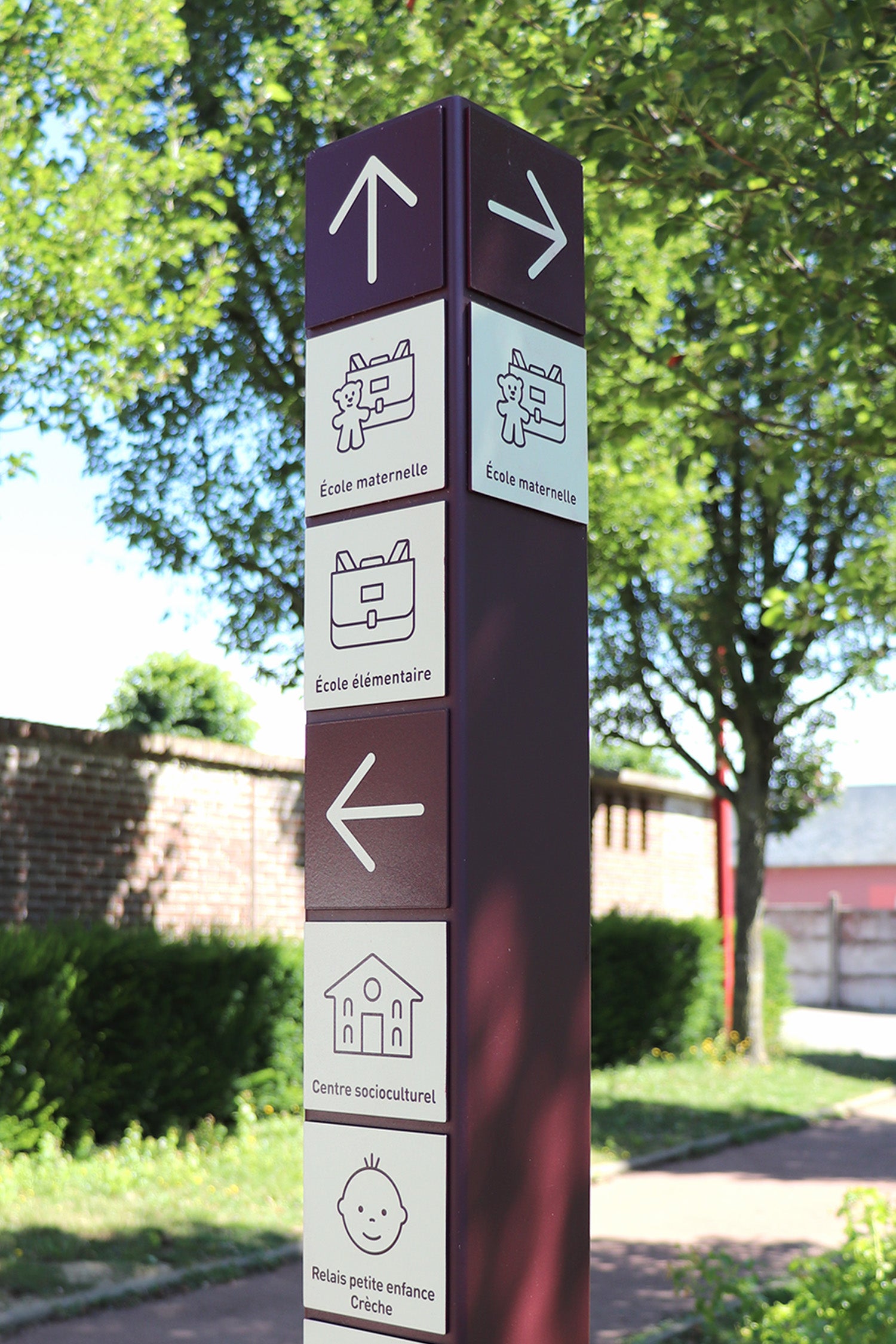 Jalonnement directionnel piéton avec pictogrammes personnalisés