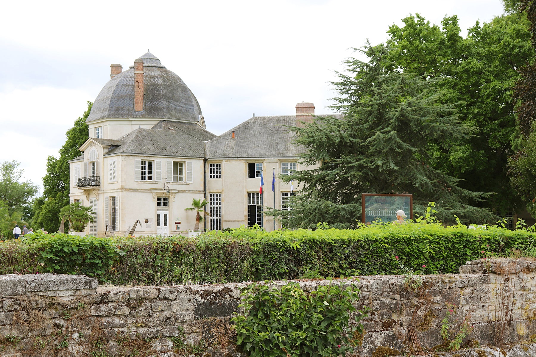 Vue du château mairie sur un site historique avec dispositif immersif de médiation patrimoniale en espace public