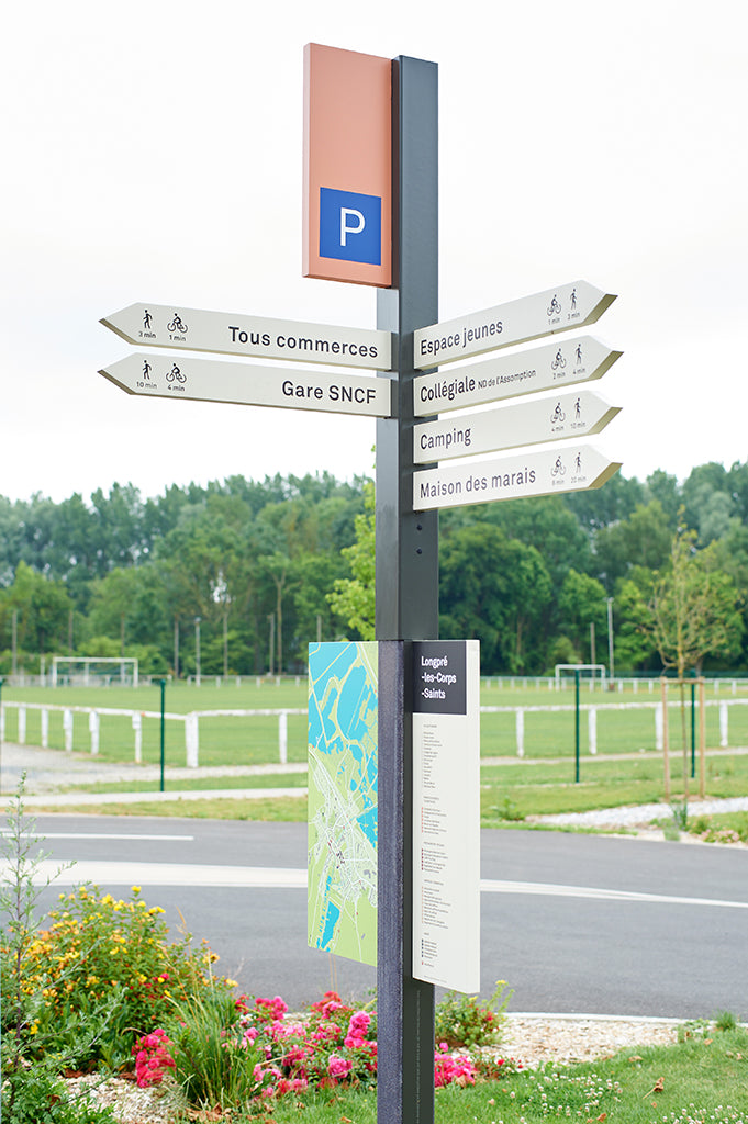 Mât directionnel avec temps de parcours pour redynamiser les villes par les mobilités douces
