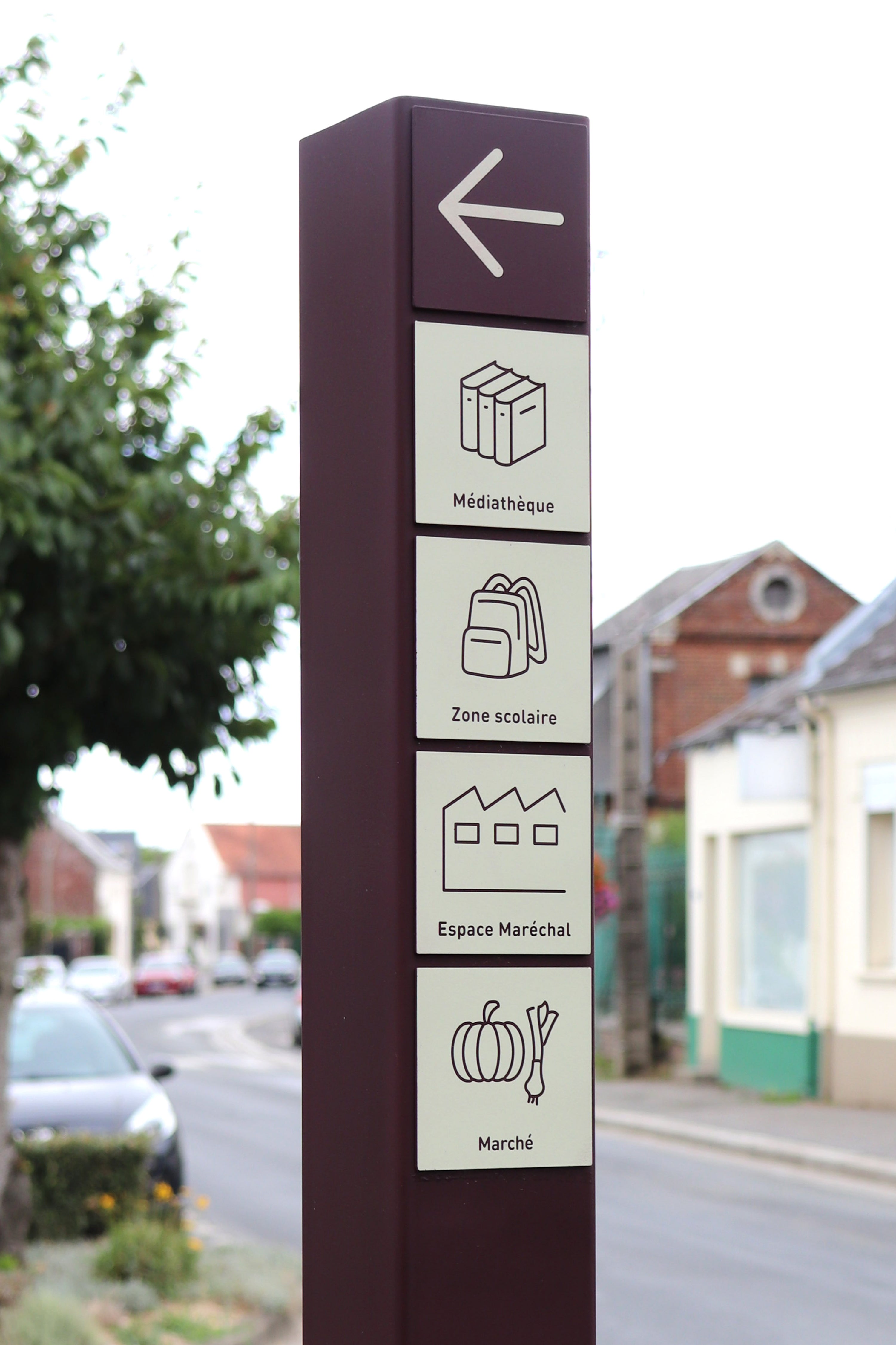 Mât d’orientation pour parcours piéton avec pictogrammes personnalisés contrastés