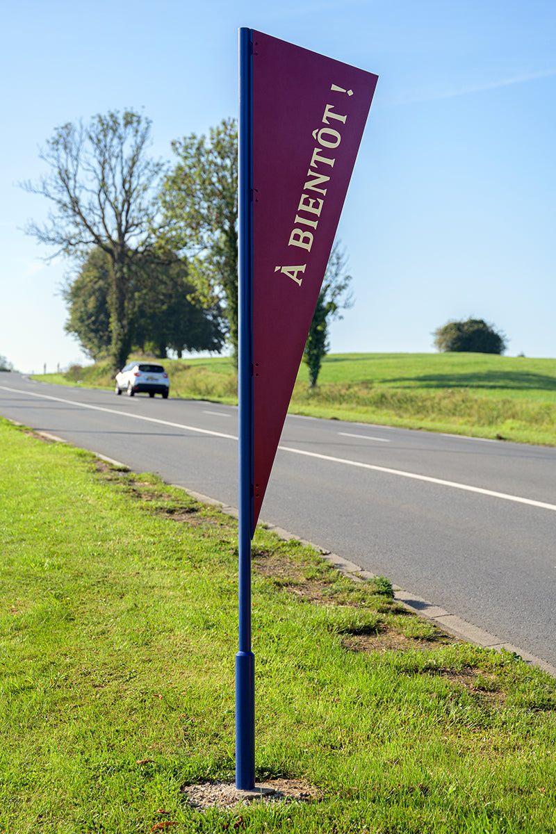 Mobilier d’accueil avec message de bienvenue et de départ pour identifier la commune
