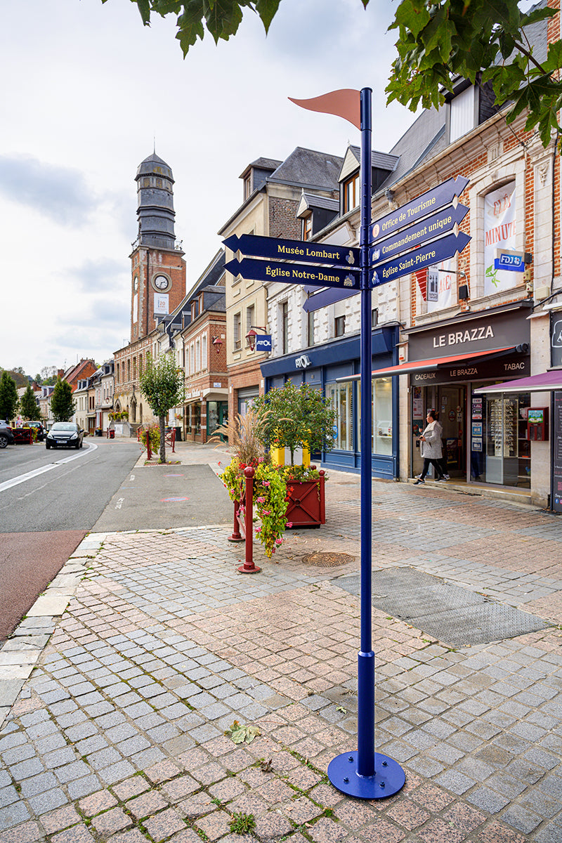 signalétique piétonne couleur bleu saphir dialoguant avec un site patrimonial en brique et pierre