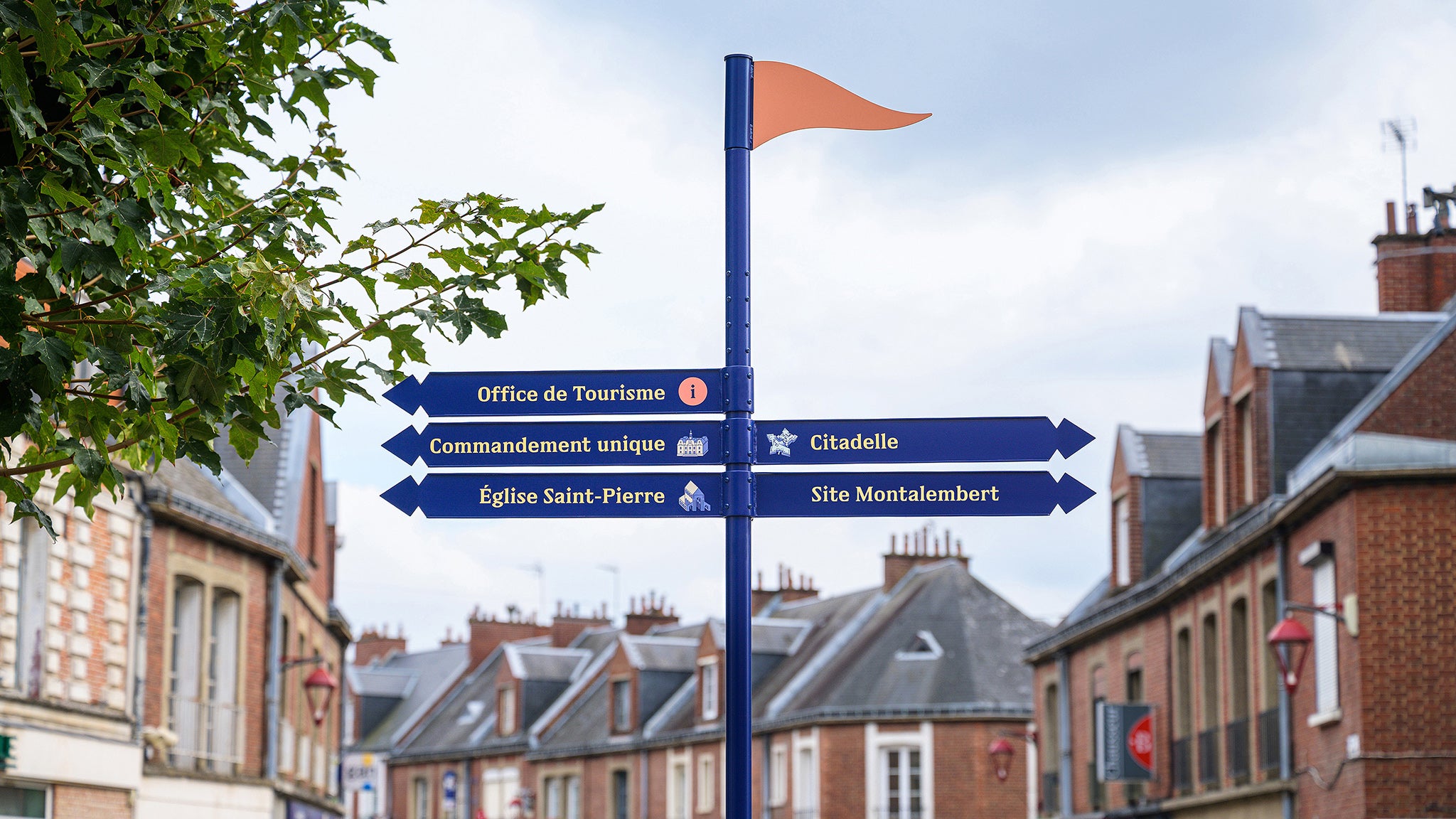 Signalétique piétonne touristique sur-mesure avec design inspiré de la citadelle de Doullens