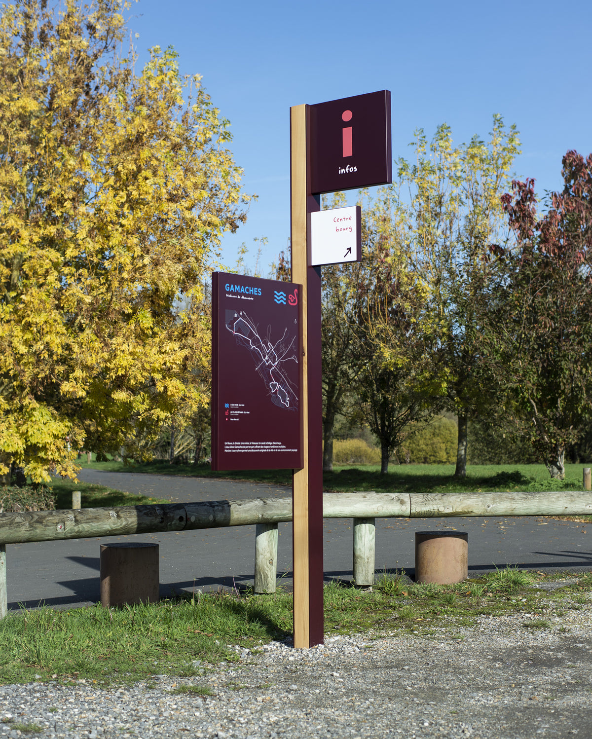 Panneau d'information pour des boucles de promenades pédestres et cyclables