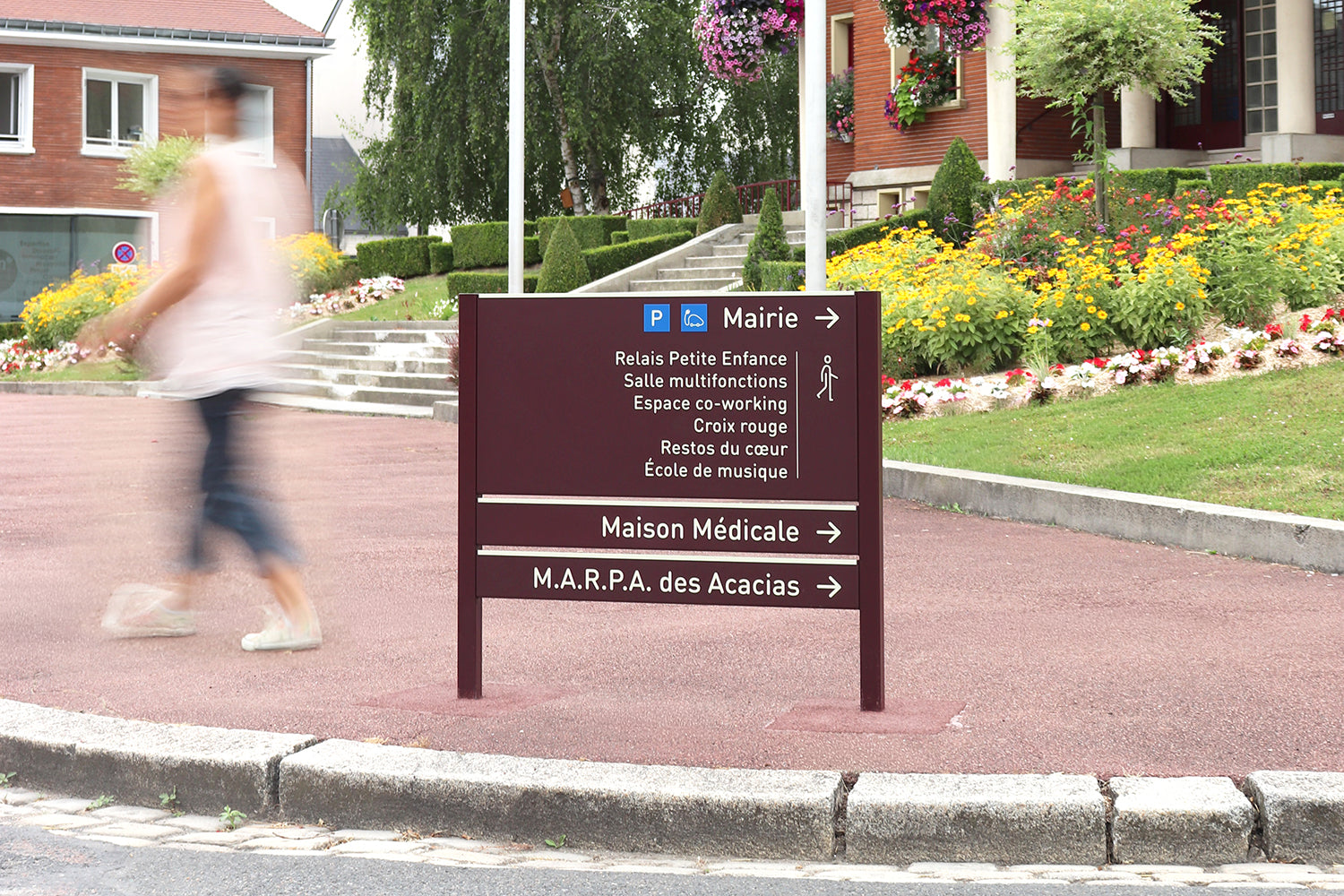 Panneau d’orientation routier de parking avec informations pour piétons