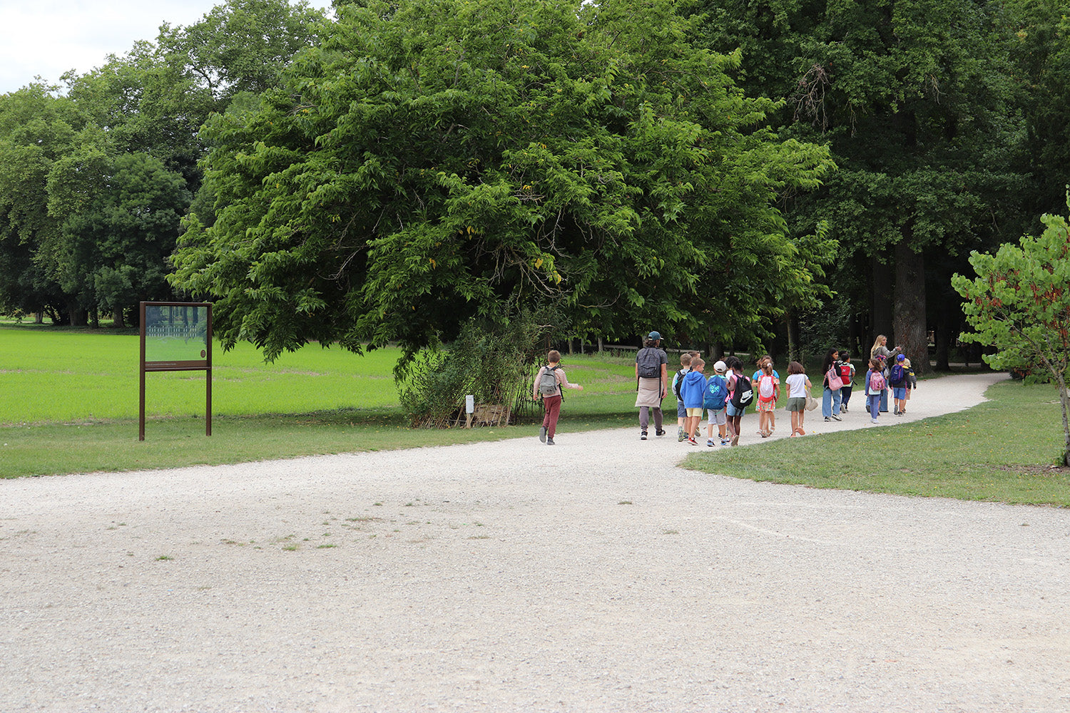 Parcours pédagogique sur site historique avec promenade piétonne