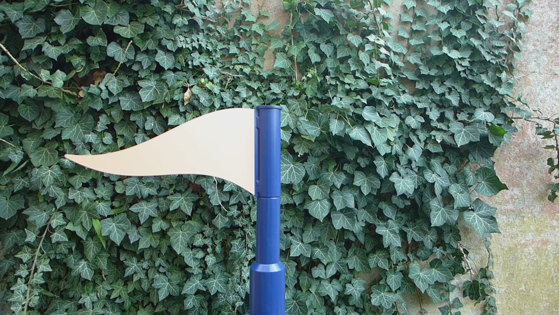 Drapeau girouette en mouvement au gré du vent apporte une dimension vivante à la signalétique et prolonge le langage graphique et symbolique des codes de la Renaissance italienne