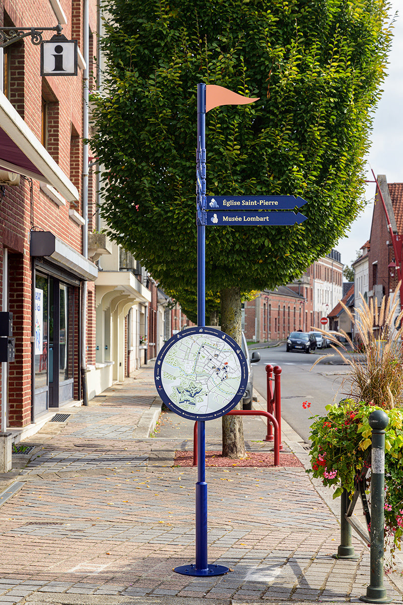 Relais d’information et de service mutualisé avec signalétique directionnelle piétonne en environnement urbain