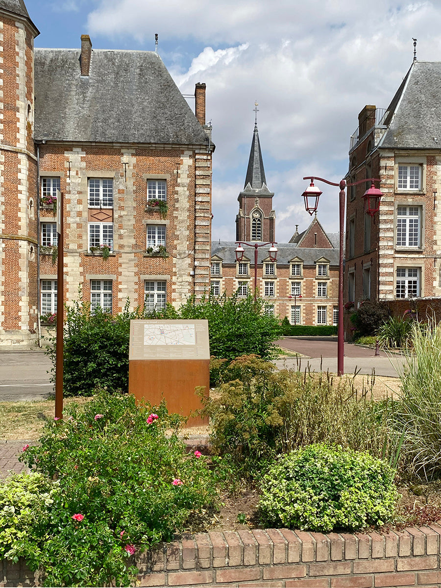 Relais d'information et de services vu de face, intégré à son environnement patrimonial de centre-bourg