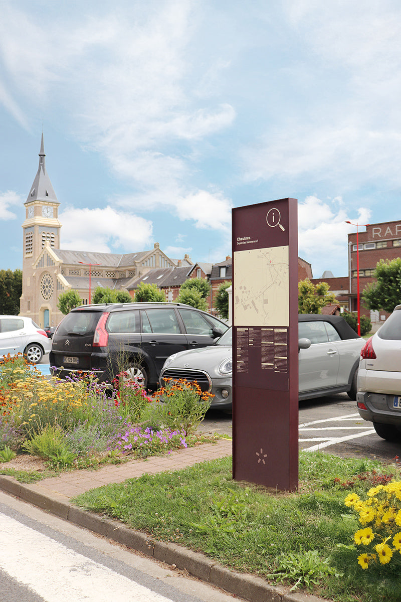 Relais d’information et de services sur parking communal en harmonie avec l’espace public