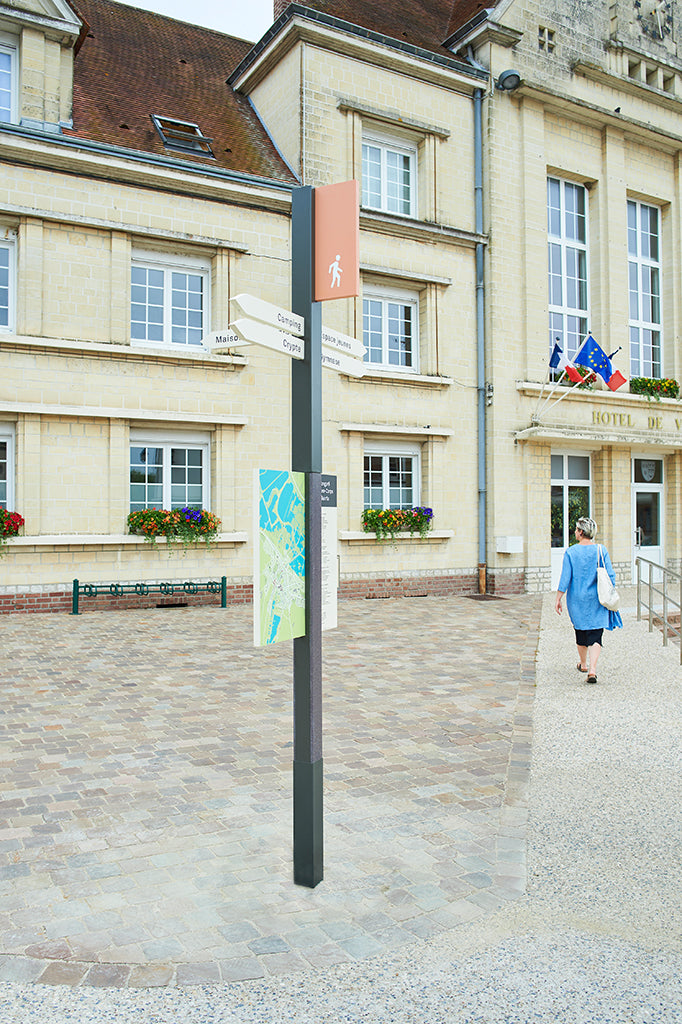 Signalétique urbaine élégante d'un relais d'information touristique et commerciale, devant la mairie