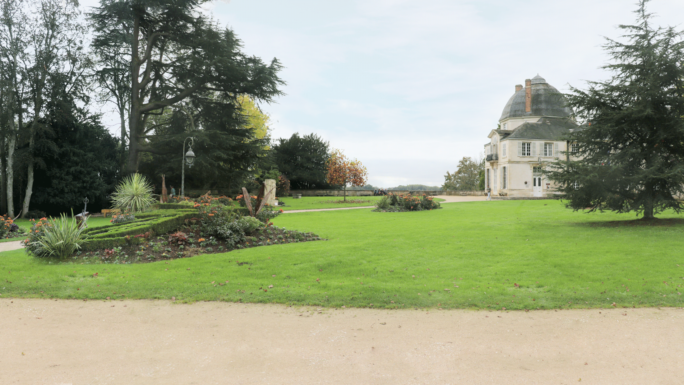 Dispositif immersif en transparence révélant l’histoire invisible d’un bâtiment du XVIIIe siècle dans un parcours patrimonial d’extérieur