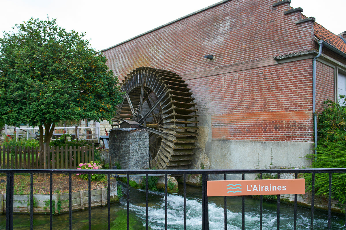 Signalétique communale d’identification de la rivière devant le patrimoine local du moulin