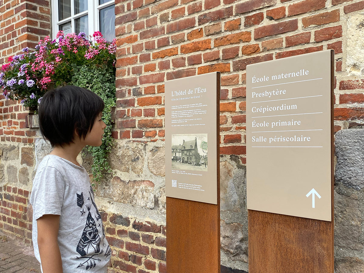 Signalétique d'interprétation patrimoniale illustrée et jalonnement piéton à hauteur d'enfant