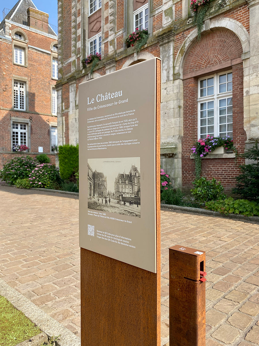 Signalétique d'interprétation patrimoniale avec poinçon d'un parcours de découverte communale