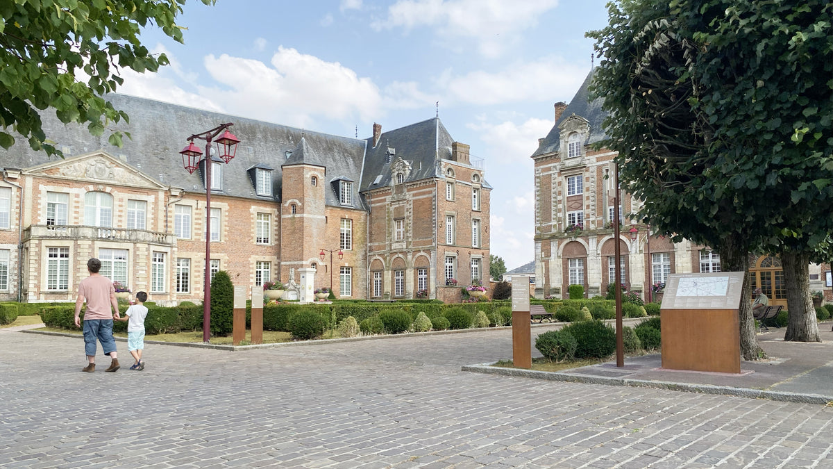 Centre-bourg historique avec signalétique de jalonnement piéton, discrète et valorisante