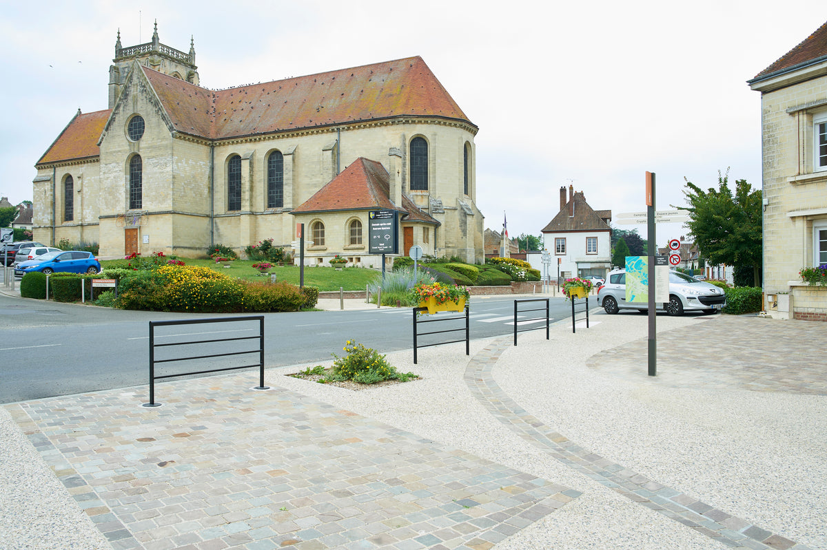 Signalétique urbaine en centre-ville, originale et en harmonie avec le monument historique