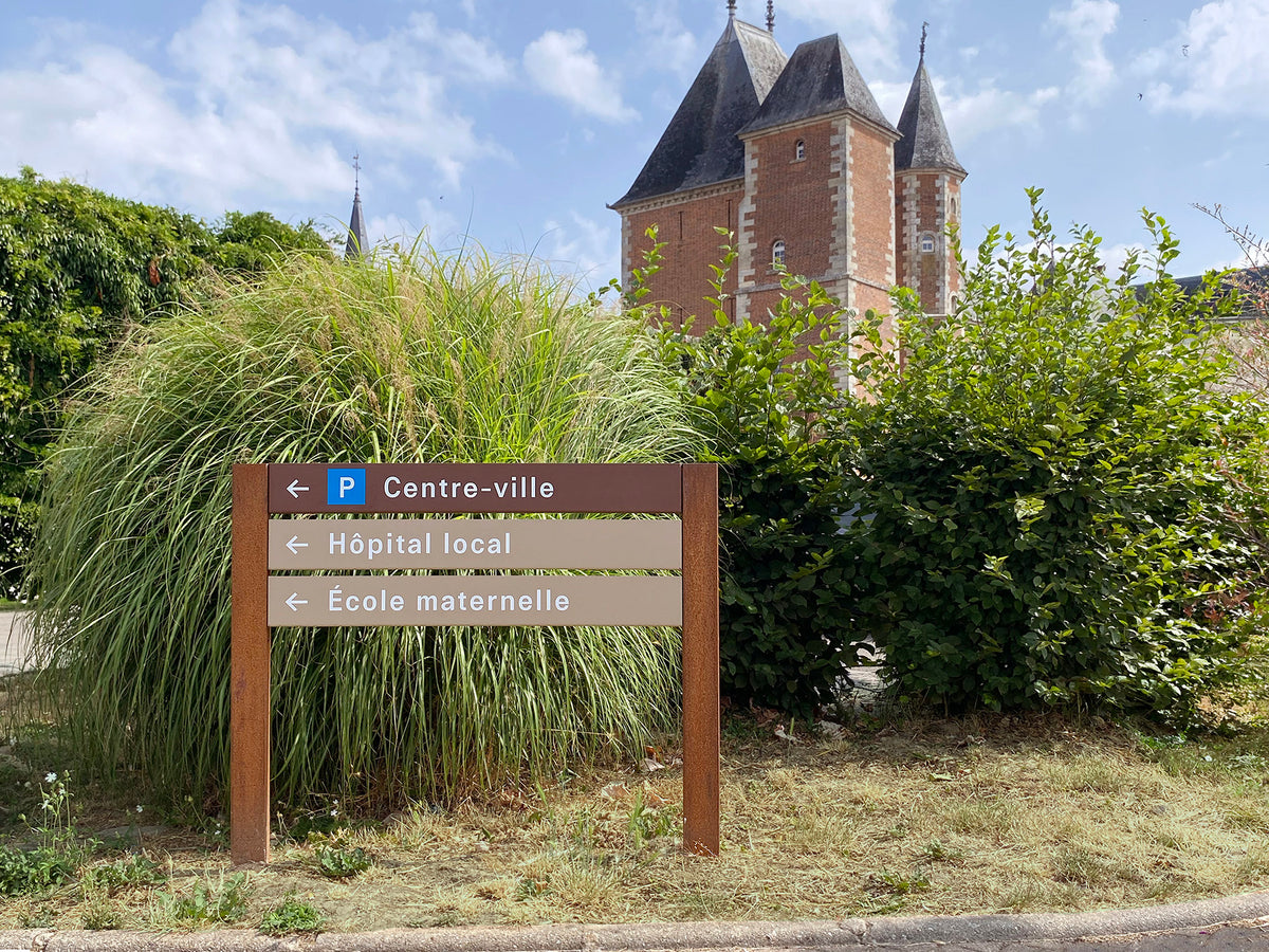 Signalisation automobile personnalisée, mâts en corten et lames en aluminium thermolaqué deux couleurs