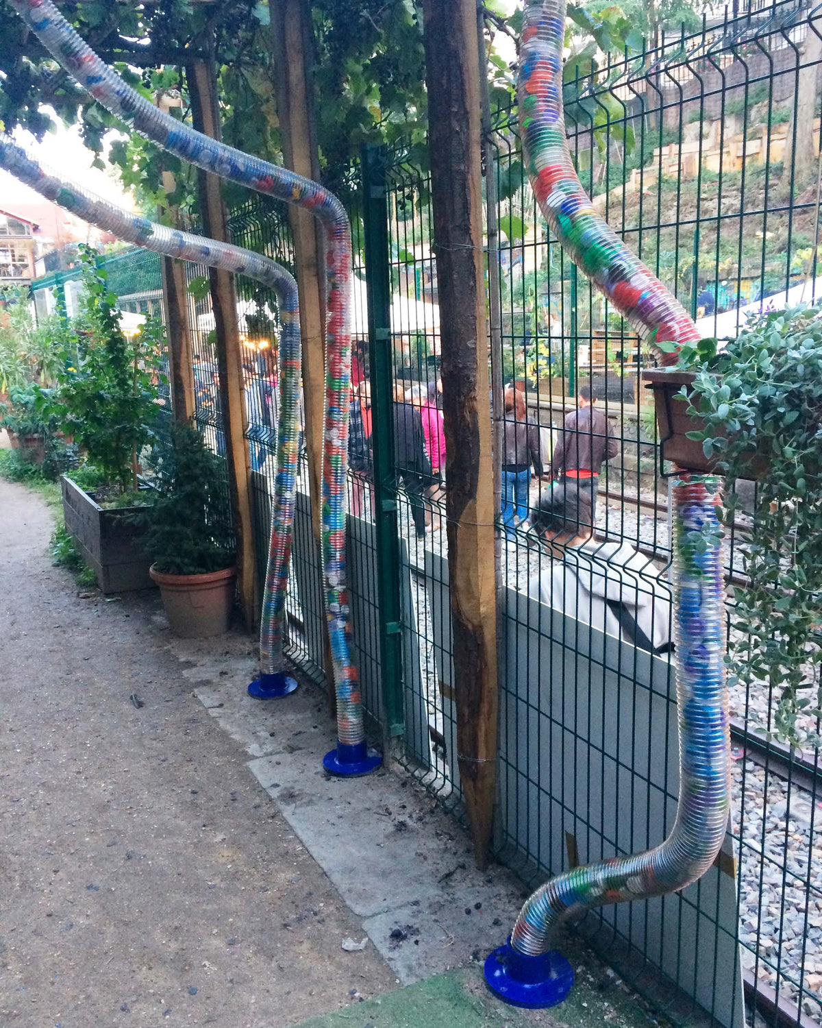 Gaines en forme de tentacules remplies de bouchons multicolores