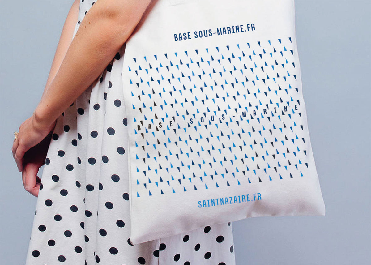 Tote bag de la base sous-marine de Saint-Nazaire avec motif triangulaire