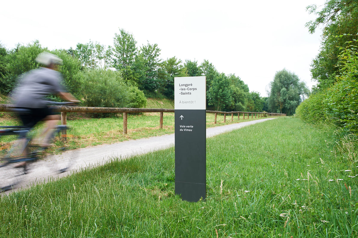 Totem d'orientation pour cyclistes et piétons à la sortie de la commune vers la véloroute