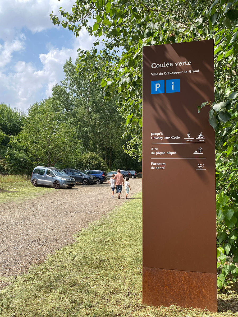 Totem d'identification de la Coulée verte, avec temps de parcours piéton et vélo