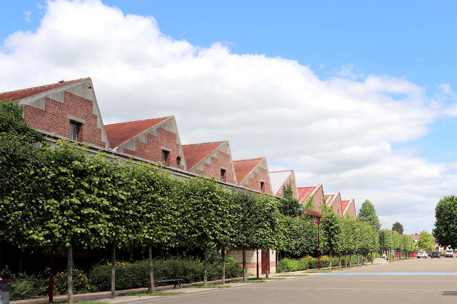 Ambiance urbaine à Rosières-en-Santerre avec vue sur l’ancienne Usine Maréchal reconvertie en médiathèque