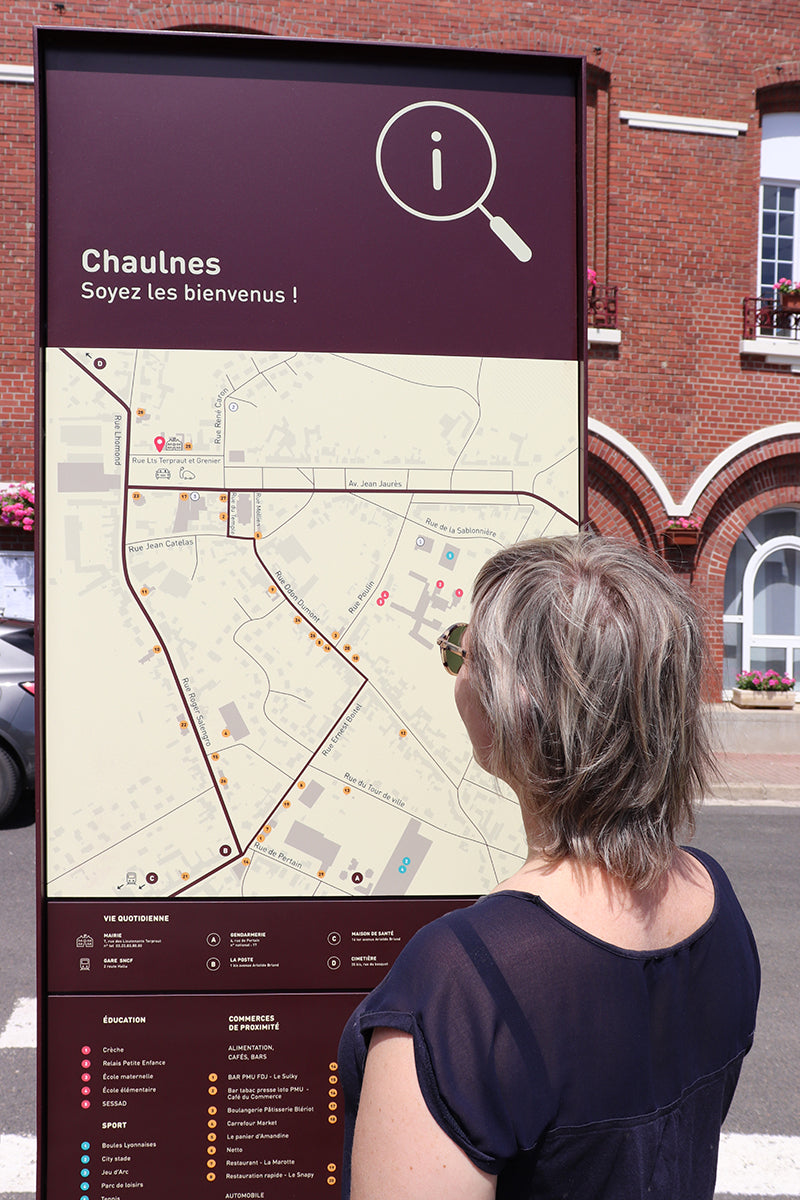 Visiteur découvre une cartographie personnalisée sur un totem relais d’information et des services 