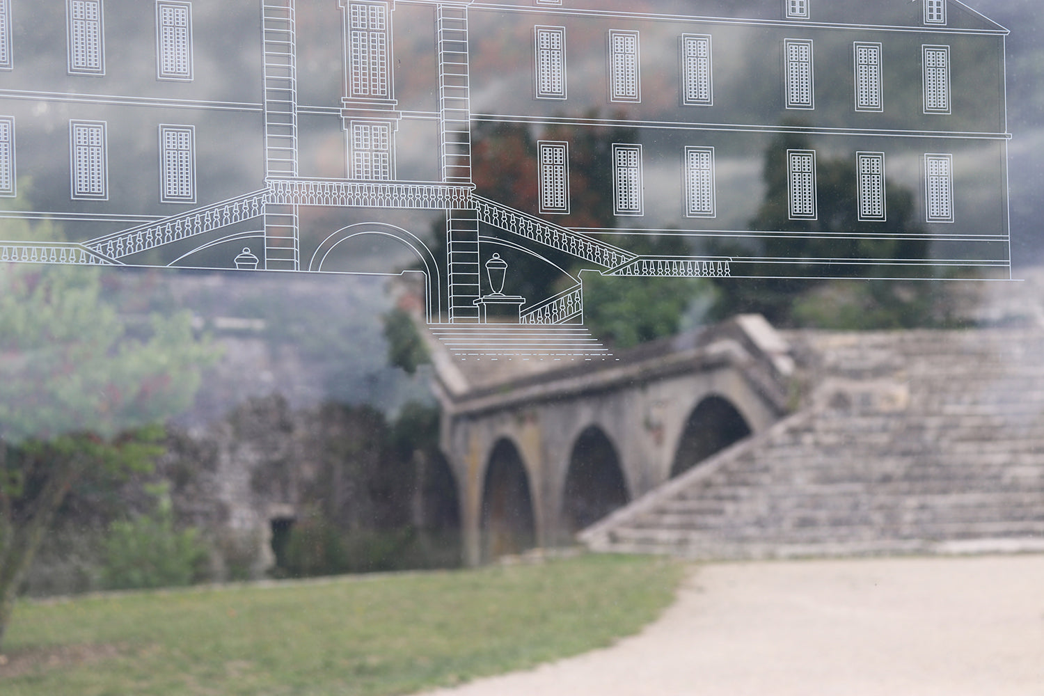 Zoom sur activité pédagogique immersive avec des enfants en sortie scolaire dans un parcours historique